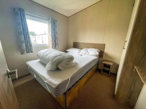 Superb Caravan At Seawick Holiday Park Ref 27922Sw