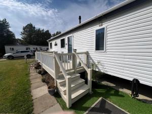 Stunning Lodge Boasting Large Decking Area At California Cliffs Ref 50008L