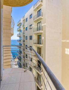 Beautiful 3 bed rm apartment close to sea and best of Sliema
