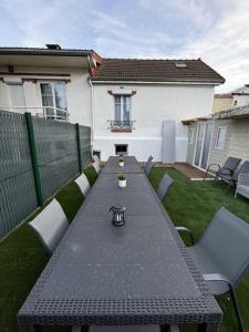 Villas R- Maison 6 chambres 3 min metro 10 lits PARC EXPO : photos des chambres