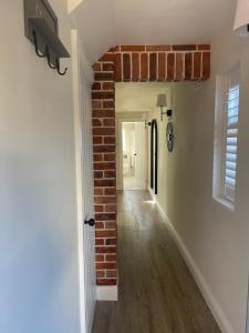 Modern Luxe Maisonette Near Station With Free Parking