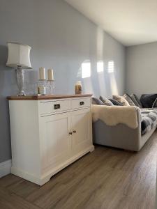 Modern Luxe Maisonette Near Station With Free Parking