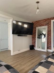 Modern Luxe Maisonette Near Station With Free Parking