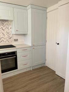 Modern Luxe Maisonette Near Station With Free Parking