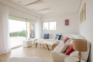Beachfront Escape - Panoramic View and Spacious Terrace