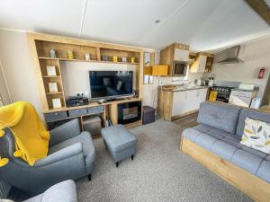 Wonderful 6 Berth Caravan At Breydon Water Holiday Park In Norfolk Ref 10002Sw
