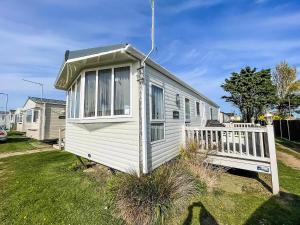 Lovely Caravan With Decking Nearby Scratby Beach In Norfolk Ref 50031J