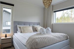 Villa Polar Lights with Jacuzzi by BookLapland