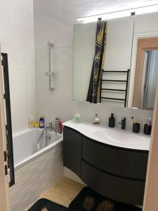 Appartements Appartement lumineux 2 ch : photos des chambres
