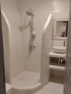 Amazing Room on the Cliff with shared pool & Buffet breakfast