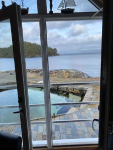 Moderne Rorbu helt i sjøkanten