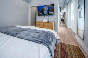 Prime OTR, 1 Block to TQL, Cali King Bed, Sleeps 4ppl, Free Light Rail, Smart TVs