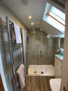 Cardiff Coach House with Hot Tub & Log Fire