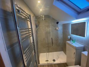 Cardiff Coach House with Hot Tub & Log Fire