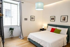 AT HOME NAVONA