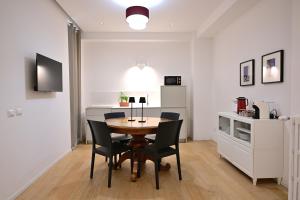 AT HOME NAVONA