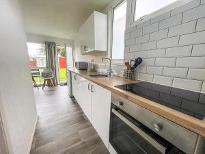 Lovely 4 Berth Chalet At Cedar Springs Park In Heacham, Norfolk Ref 92031Cs