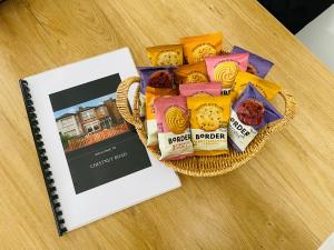 House, Sleeps 6, Close to Raynes Park Station