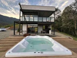 Casa na montanha com cachoeira - 平达莫尼扬加巴