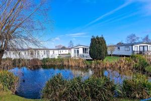 Stunning 6 Berth Lodge With Decking At Manor Park In Hunstanton Ref 23064K