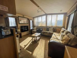 Lovely Caravan With Decking Nearby Scratby Beach In Norfolk Ref 50031J