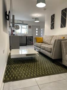 The Holloway Haven - 1 Bedroom Apartment - Private Access & Parking - Prime Location Near Oxford City Centre