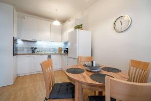 Modern and Calm 2BDRM Apt in City Centre