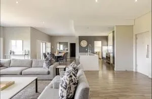 Experience the Best of Sandton Luxury 3 Bedroom Penthouse with Spectacular Views - Sandown