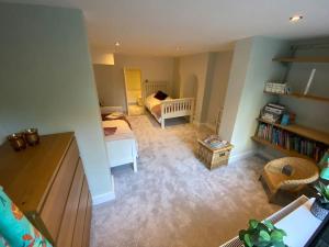 Lovely Large Garden Flat 23mins to Central London Four Bedrooms