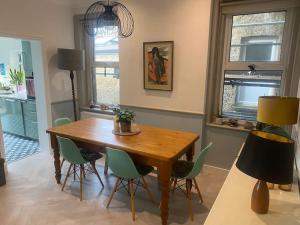 Lovely Large Garden Flat 23mins to Central London Four Bedrooms
