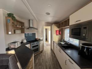 Palm Grove 121 - Golden Palm Resort - Pet friendly, WiFi, close to beach and clubhouse - Meadow Lakes Caravan & Lodge Hire