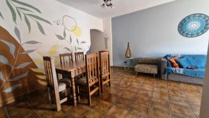 Apto amplo, arejado e mobiliado na Praia da Enseada-Guarujá