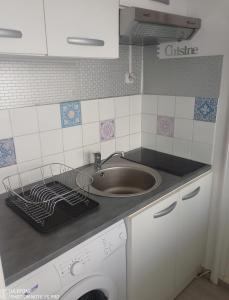 Charmant studio avec loggia vue mer