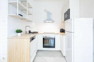 Magnificent 3BR with Balcony by Dohany Synalogue