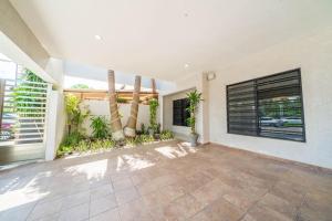 Caracol King Bed - 4 Bedroom home -w terrace at downtown Prime