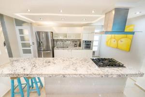 Caracol King Bed - 4 Bedroom home -w terrace at downtown Prime