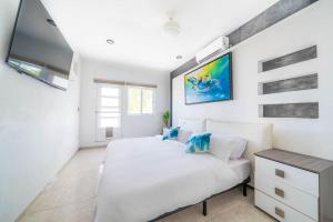Caracol King Bed - 4 Bedroom home -w terrace at downtown Prime