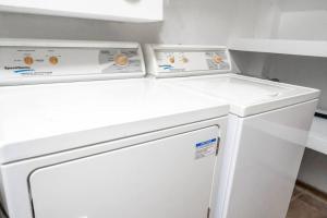 Caracol King Bed - 4 Bedroom home -w terrace at downtown Prime