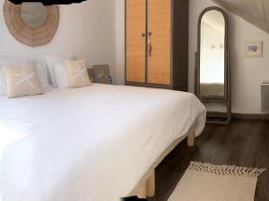 Maisons de vacances Charmante maison renovee au calme avec jardin privatif, a 500m des plages et proche commerces - FR-1-306-1082 : photos des chambres