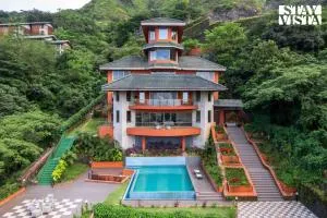 StayVista at Airhill with Pool, Bonfire, WiFi - Khandāla