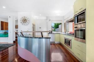 Stunning 5-Bedroom Oceanview Retreat in Tugun