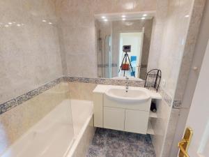 Confortable 2P en centre-ville avec parking et terrasse - FR-1-196-366