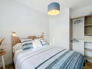 Maisons de vacances Maison renovee avec jardin, garage, parking et WiFi gratuit - FR-1-361-558 : photos des chambres