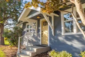 Charming Cozy Cottage with Hot Tub - Gibbs