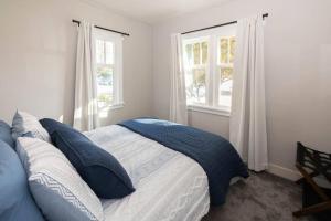 Charming Cozy Cottage with Hot Tub