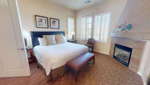 LV222 Spacious Upstairs 2BR Lock-Off in Legacy Villas