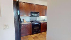 LV222 Spacious Upstairs 2BR Lock-Off in Legacy Villas