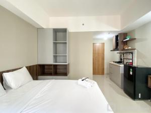 Modern Look Studio Room at Gateway Park LRT City Jatibening Apartment By Travelio