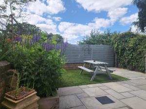 The Railway Inn MK - Victorian 3-Bedroom Home with Sauna, Jacuzzi Bath, FAST WI-FI & Free Parking