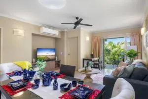 Resort Splendor - Top Floor Apartment in Cairns One - East Trinity